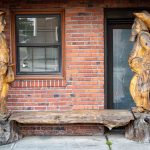 Sedro-Woolley-street art carving Sherriff-and-Outlaw