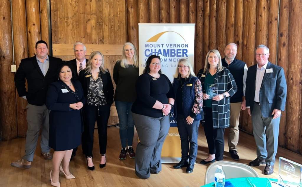 Peoples Bank employees getting pose for a group shot with the award